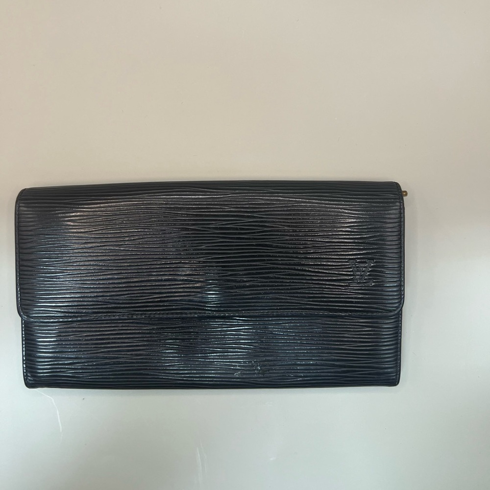 LV BLACK EPI SARAH WALLET